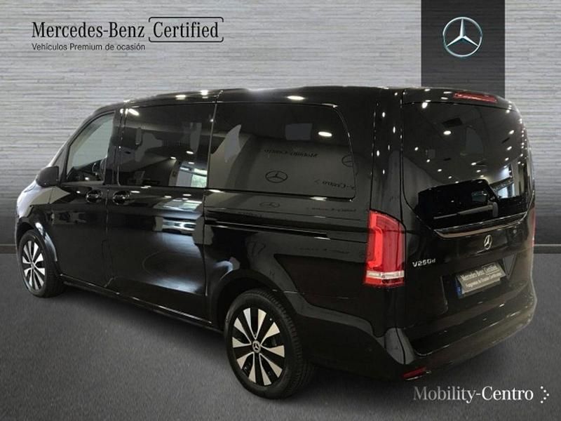 Usado Mercedes V250 2023 Negro Monovolumen