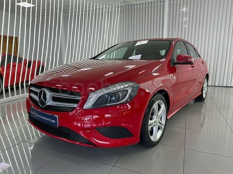 Usado Mercedes A180 Style 109 CV (80 kW) 2014 Rojo Utilitario