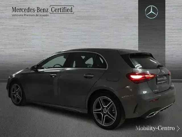 Usado Mercedes A180 AMG line 116 CV (85 kW) 2024 Gris montaña Berlina