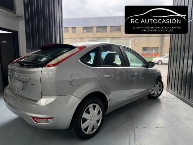 Usado Ford Focus Trend 109 CV (80 kW) 2009 Gris / plata Berlina