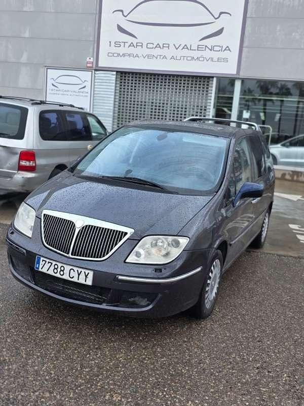 Usado Lancia Phedra 128 CV (94 kW) 2004 Gris / plata Monovolumen