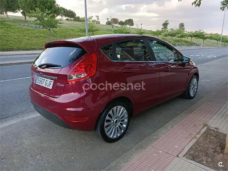 Usado Ford Fiesta Titanium 95 CV (69 kW) 2008 Granate Utilitario