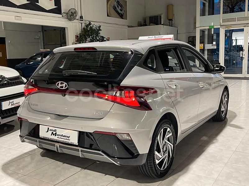 Usado Hyundai i20 101 CV (74 kW) 2024 Gris / plata Berlina