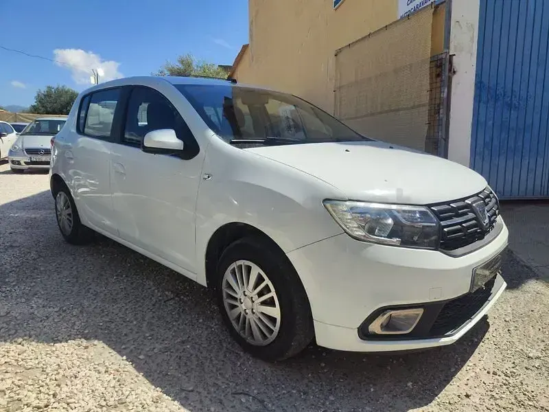 Usado Dacia Sandero Comfort 95 CV (69 kW) 2019 Blanco Berlina