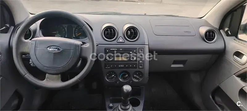 Usado Ford Fiesta Ghia 80 CV (58 kW) 2004 Azul Utilitario