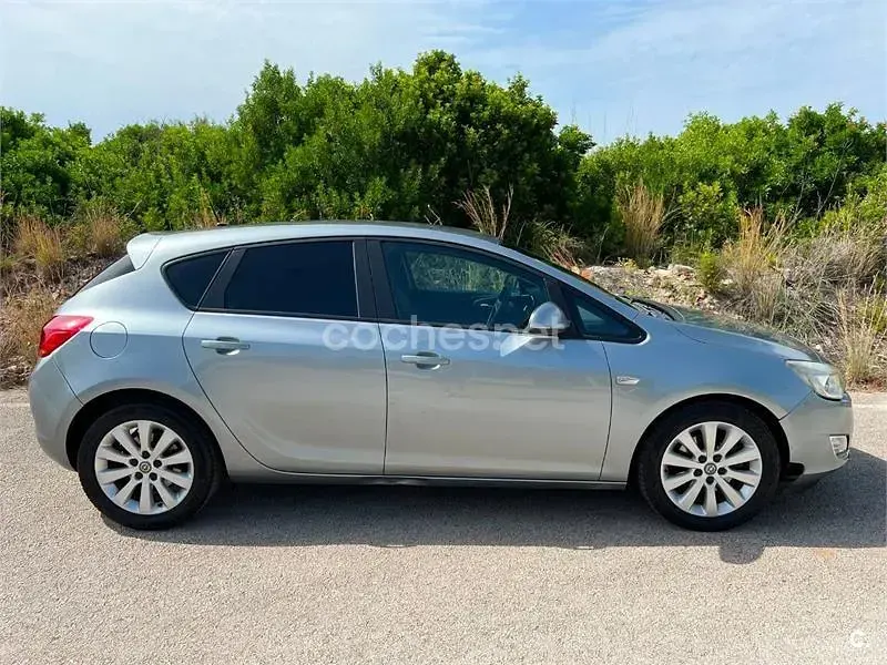 Usado Opel Astra Enjoy 110 CV (80 kW) 2010 Gris / plata Berlina
