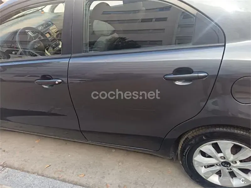 Usado Kia Rio 84 CV (61 kW) 2017 Gris / plata Berlina