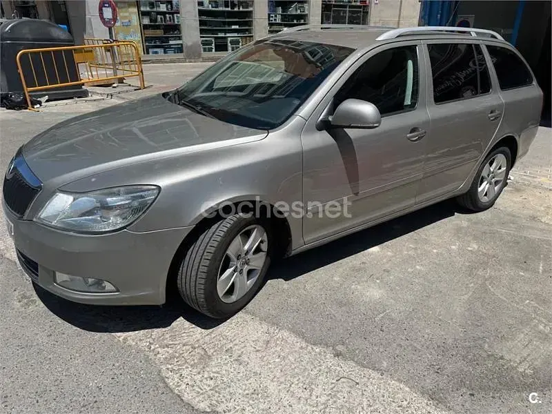 Usado Skoda Octavia Executive 140 CV (102 kW) 2010 Gris / plata Familiar