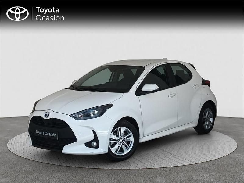 Usado Toyota Yaris Hybrid Active 116 CV (85 kW) 2022 Blanco Monovolumen