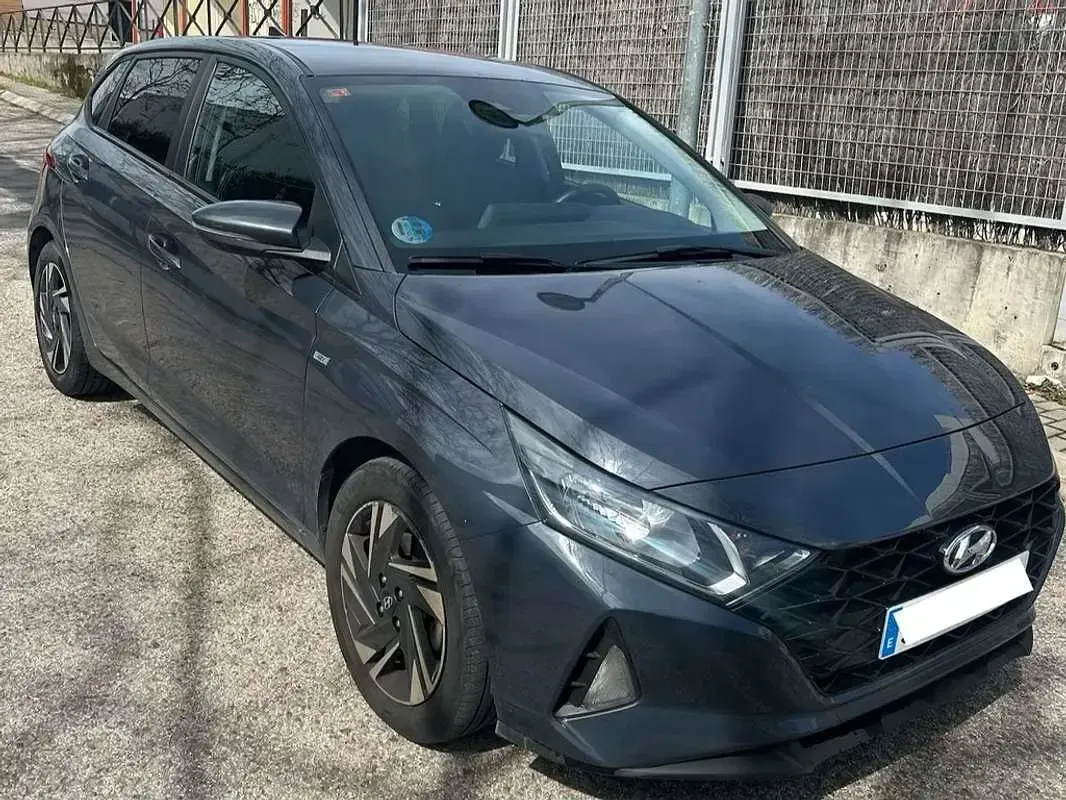 Usado Hyundai i20 99 CV (72 kW) 2020 Gris Utilitario