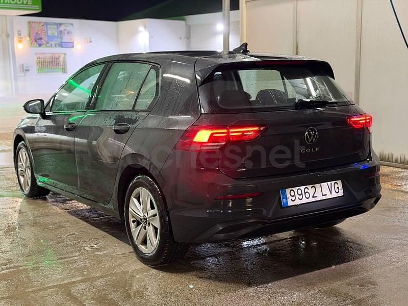 Usado VW Golf VIII Life 115 CV (84 kW) 2022 Gris / plata Berlina