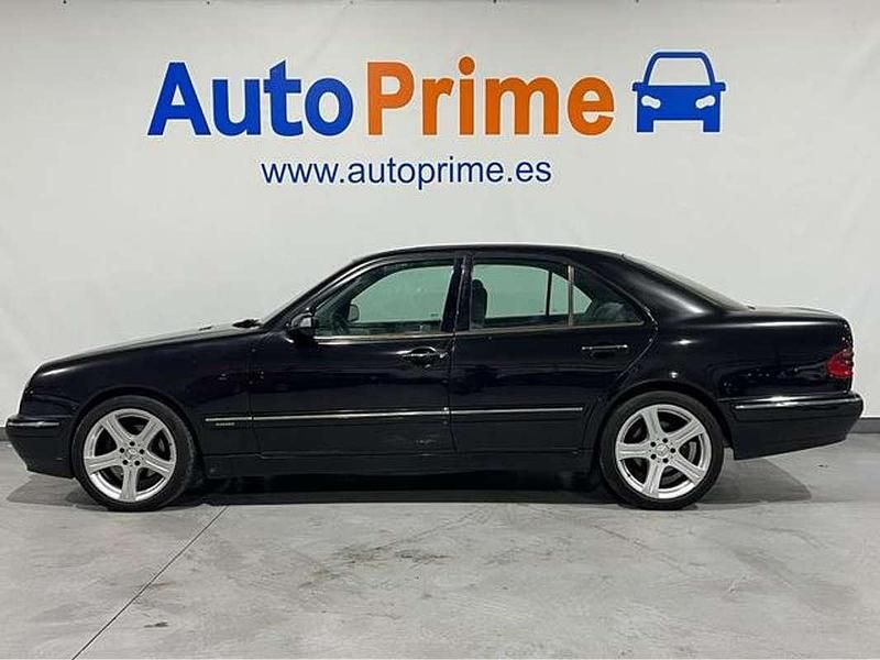 Usado Mercedes E270 Elegance 170 CV (125 kW) 2001 Negro Berlina