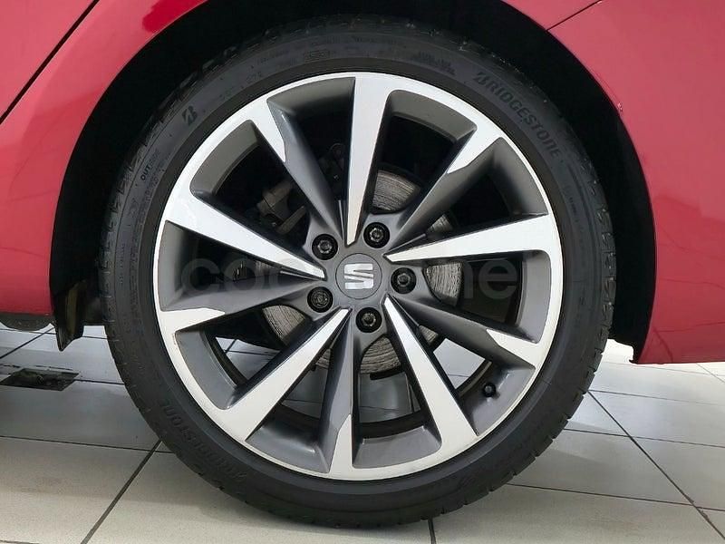 Usado Seat Leon FR 150 CV (110 kW) 2025 Rojo Familiar