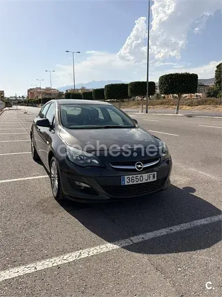 Usado Opel Astra Selective 110 CV (80 kW) 2015 Gris / plata Berlina