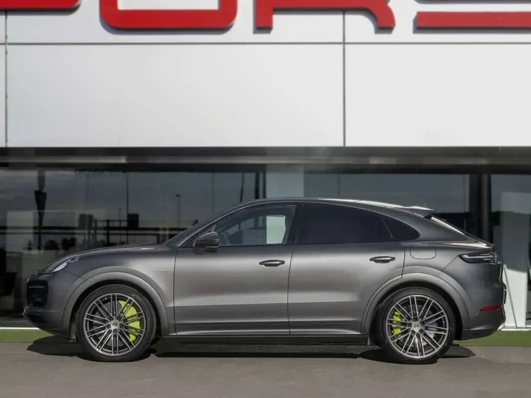 Usado Porsche Cayenne 462 CV (339 kW) 2022 Gris / plata SUV