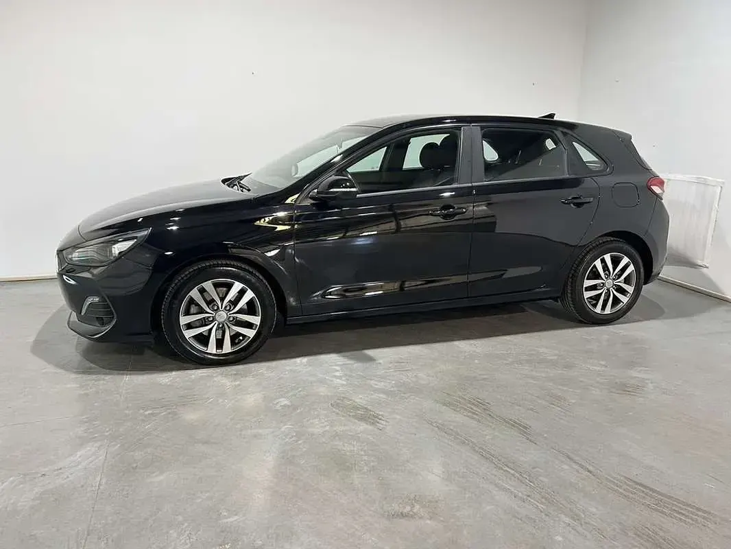 Usado Hyundai i30 120 CV (88 kW) 2019 Negro Utilitario