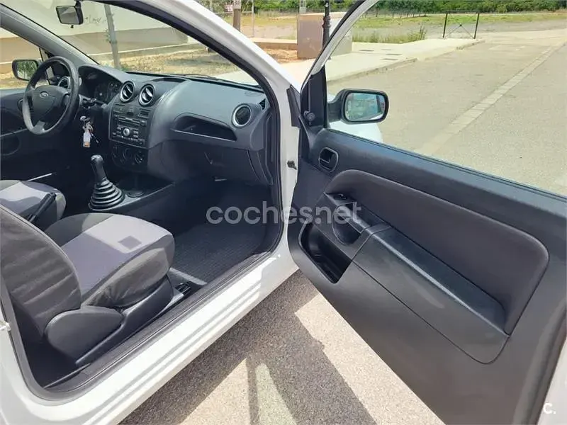 Usado Ford Fiesta Ambiente 68 CV (50 kW) 2006 Blanco Utilitario