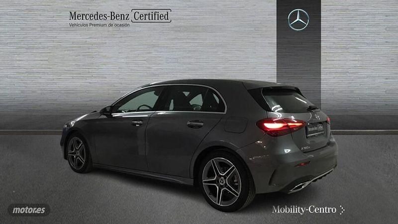 Usado Mercedes A180 AMG line 116 CV (85 kW) 2024 Gris montaña Berlina
