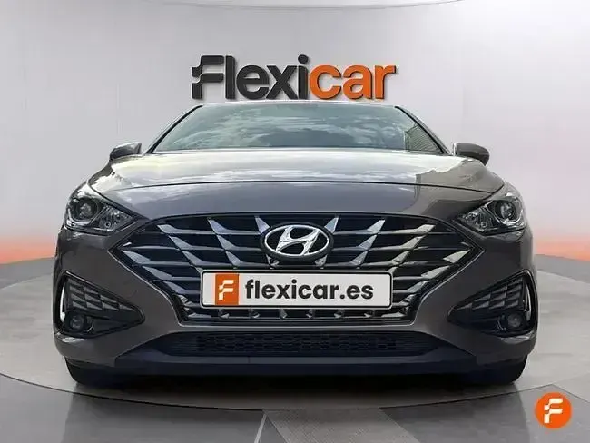 Usado Hyundai i30 110 CV (80 kW) 2023 Marrón Berlina