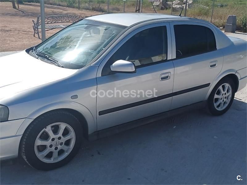 Usado Opel Astra Elegance 100 CV (73 kW) 2002 Gris / plata Berlina