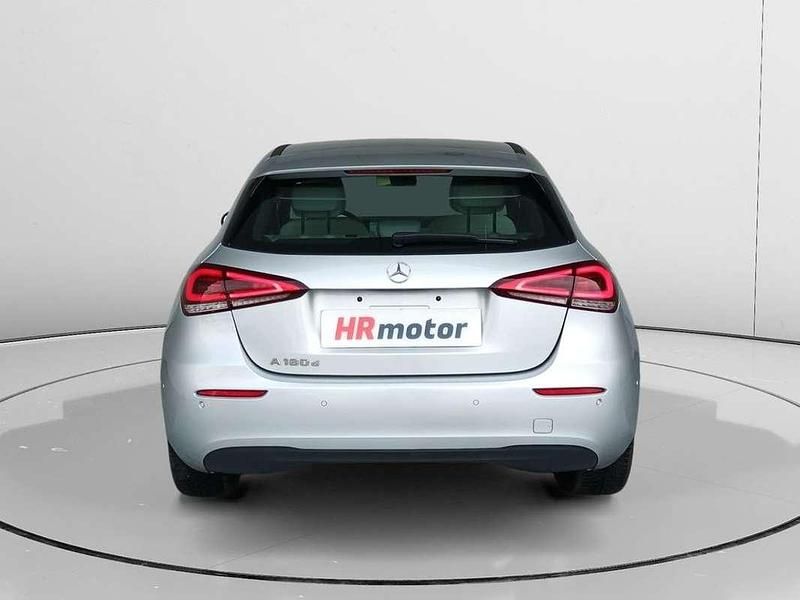 Usado Mercedes A180 117 HP (86 kW) 2021 Cinzento Citadino