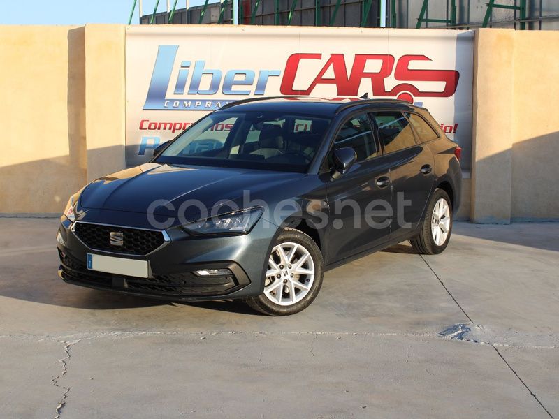 Usado Seat Leon Style 150 CV (110 kW) 2021 Gris / plata Familiar