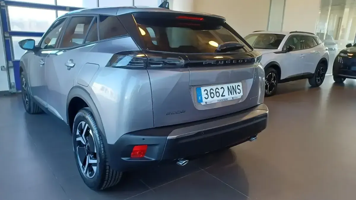 Nuevo Peugeot 2008 Allure 145 CV (106 kW) 2026 Gris SUV
