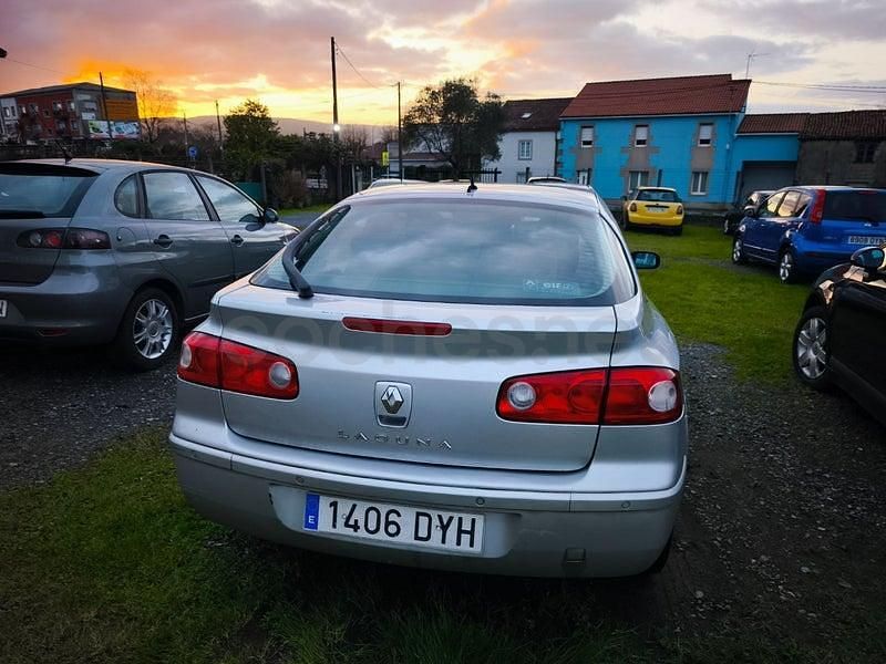 Usado Renault Laguna II Dynamique 130 CV (95 kW) 2006 Gris / plata Berlina