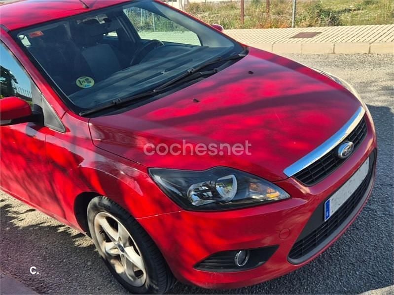 Usado Ford Focus Trend 90 CV (66 kW) 2009 Rojo Berlina