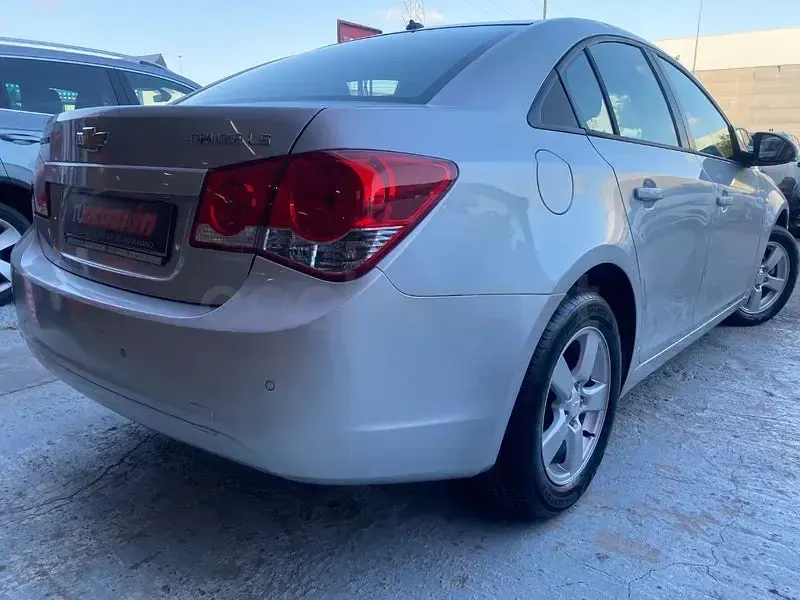 Usado Chevrolet Cruze LT 124 CV (91 kW) 2011 Gris / plata Berlina