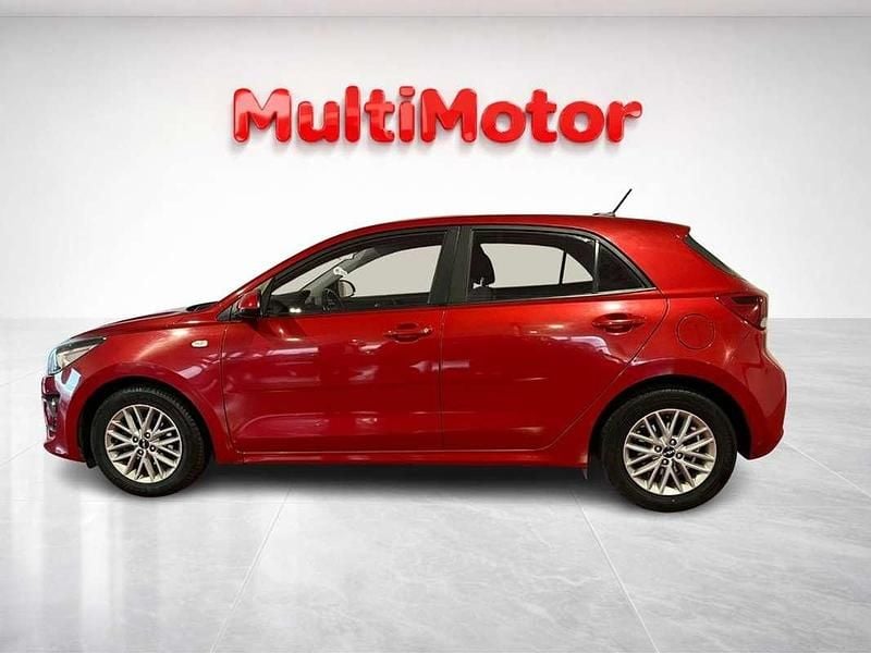 Usado Kia Rio 83 CV (61 kW) 2022 Rojo Berlina
