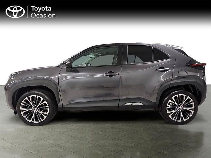 Usado Toyota Yaris Plus 116 CV (85 kW) 2022 Gris Utilitario