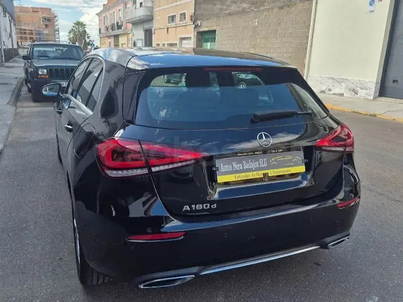 Usado Mercedes A180 116 CV (85 kW) 2018 Negro Berlina