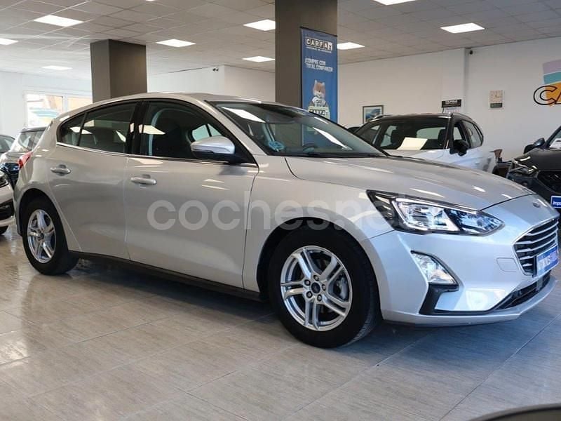 Gris / plata Usado 2022 Ford Focus Trend Berlina | 15.500 € (Super precio) - Imagen 1/4