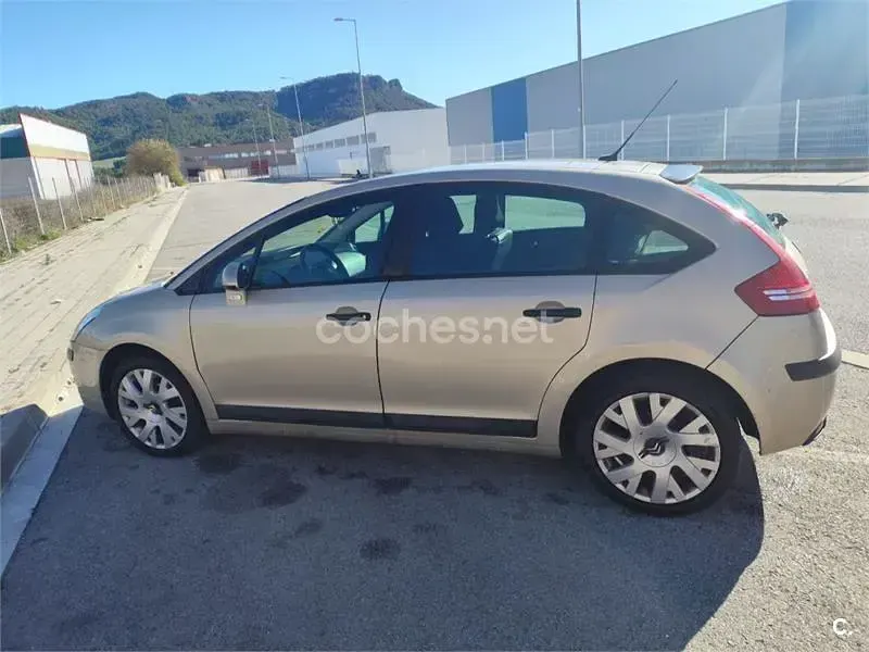 Usado Citroën C4 110 CV (80 kW) 2005 Beige Berlina