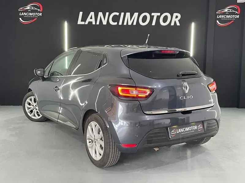 Usado Renault Clio IV LIMITED 90 CV (66 kW) 2018 Gris / plata Berlina