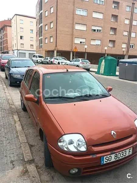 Usado Renault Clio II 60 CV (44 kW) 1999 Marrón Berlina