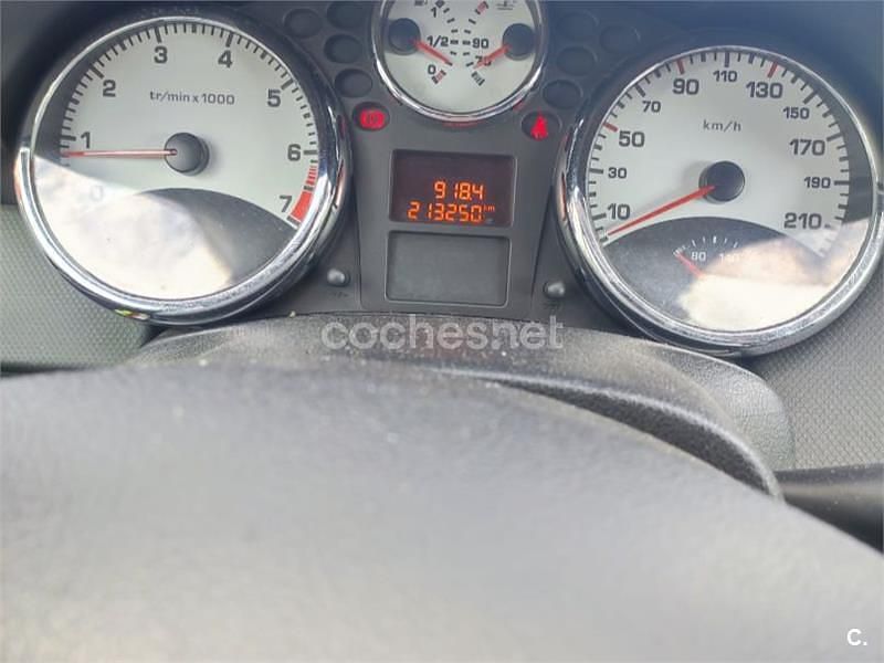 Usado Peugeot 207 90 CV (66 kW) 2006 Rojo Berlina