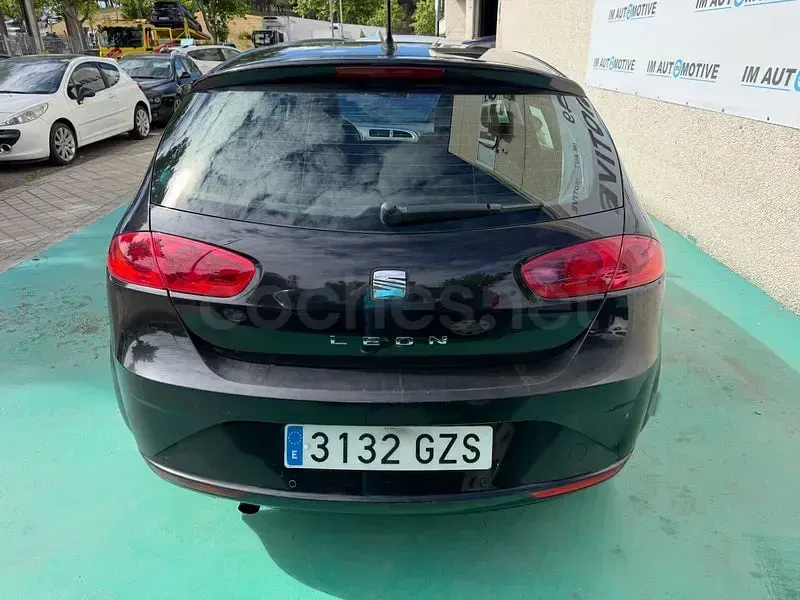 Usado Seat Leon Style 105 CV (77 kW) 2010 Negro Utilitario