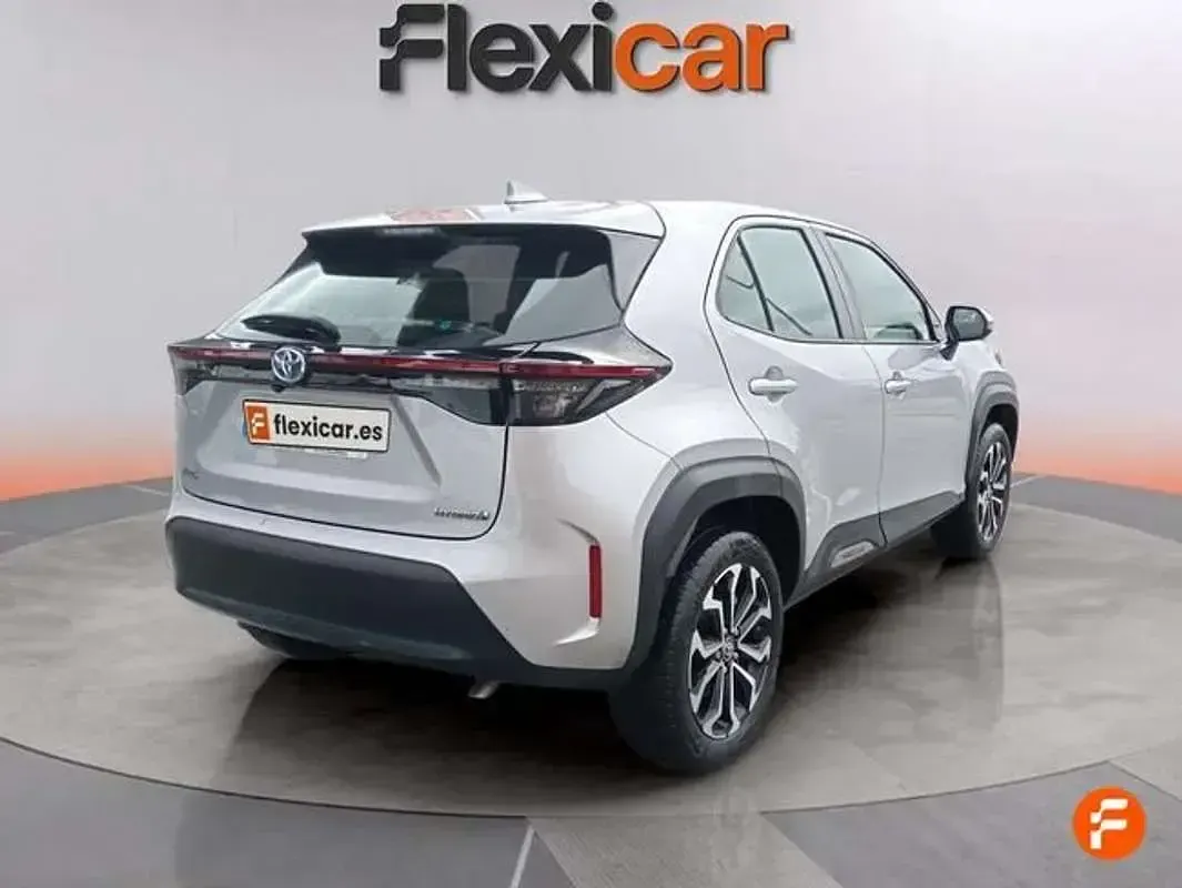 Käytetty Toyota Yaris Cross Active 116 HP (85 kW) 2022 Harmaa Katumaasturi