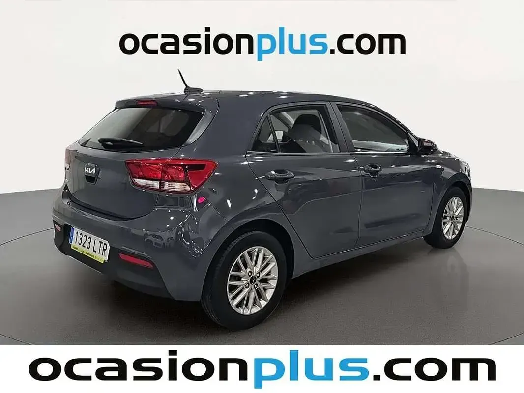 Usado Kia Rio 84 CV (61 kW) 2021 Gris Utilitario