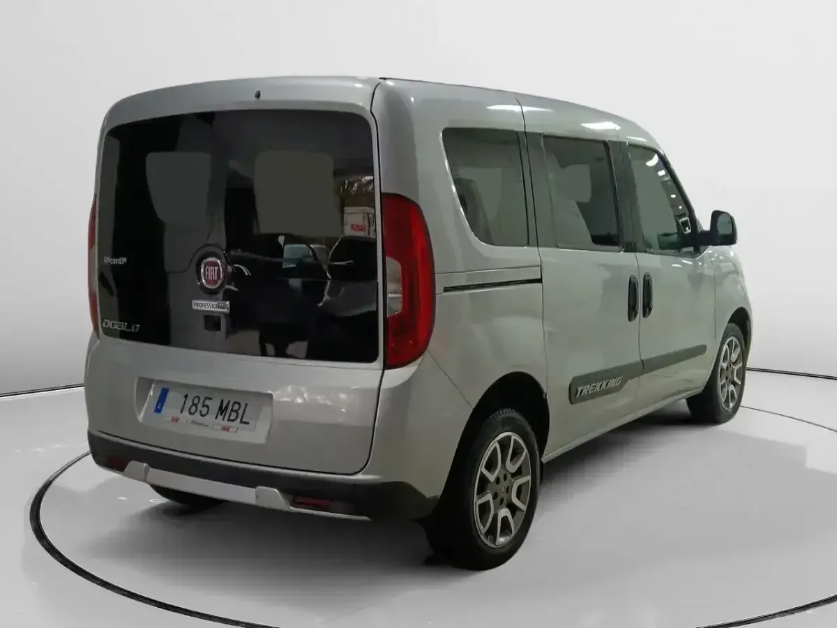 Usado Fiat Doblò Trekking 120 CV (88 kW) 2022 Gris Monovolumen