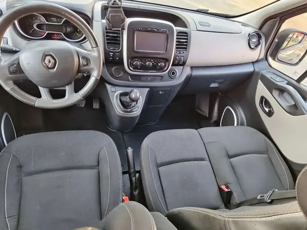 Usado Renault Trafic 125 CV (91 kW) 2015 Marrón Monovolumen