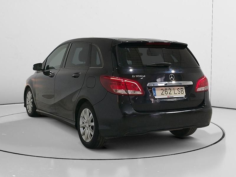 Usado Mercedes B180 Style 109 CV (80 kW) 2017 Negro Monovolumen