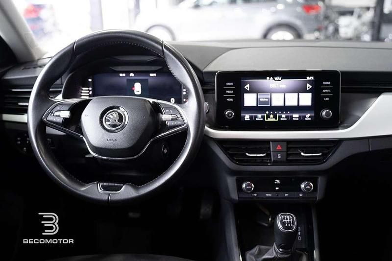 Usado Skoda Scala Ambition 110 CV (80 kW) 2023 Blanco Utilitario