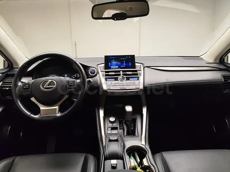 Usado Lexus NX300h Executive Line 197 CV (144 kW) 2017 Gris / plata SUV