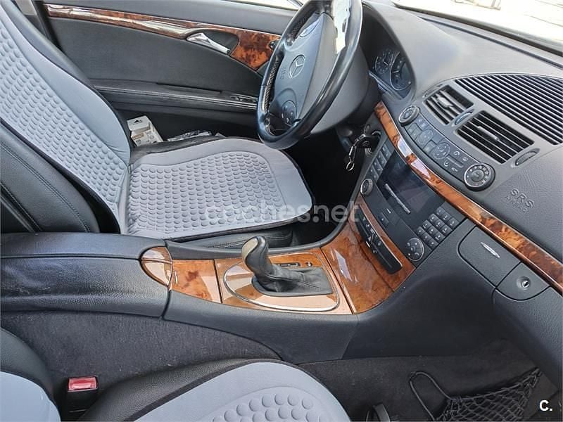 Usado Mercedes E220 Elegance 143 CV (105 kW) 2002 Gris / plata Berlina