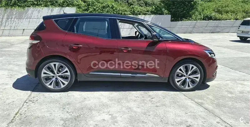 Usado Renault Scénic Zen 130 CV (95 kW) 2017 Granate Monovolumen