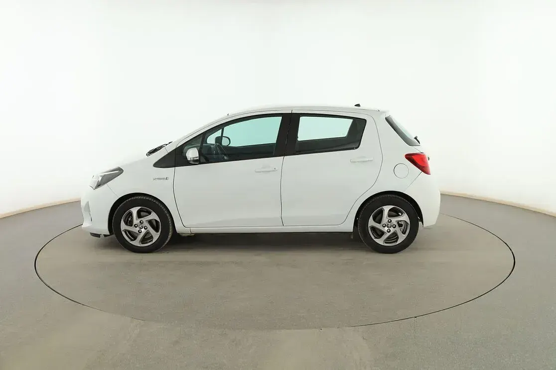 Usado Toyota Yaris Active 101 CV (74 kW) 2015 Blanco Utilitario