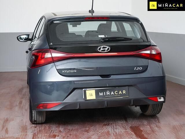 Usado Hyundai i20 100 CV (73 kW) 2023 Gris Berlina